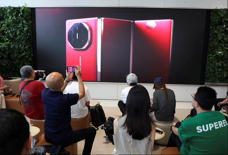 El Huawei Mate XT sorprendió gratamente en el negocio móvil; el punto en contra es su elevado precio de venta. (Foto: Reuters/Florence Lo)
