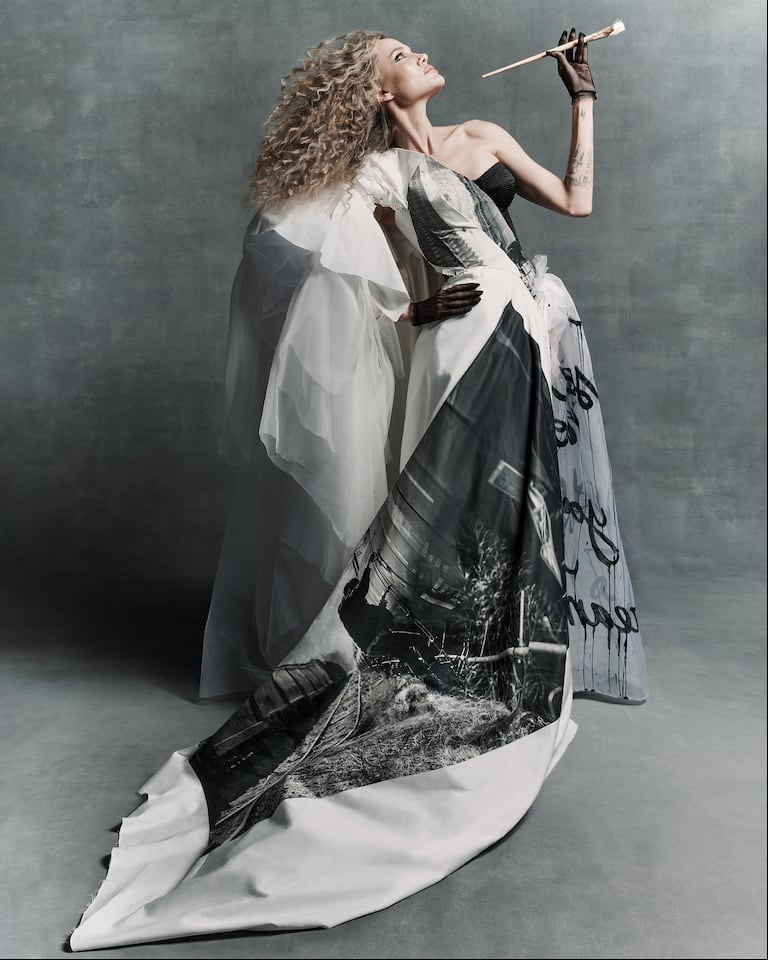 El impactante vestido de Angelina Jolie en su última producción de moda. (Foto: @Luigiandiango @2bmanagement/@crfashionbook)