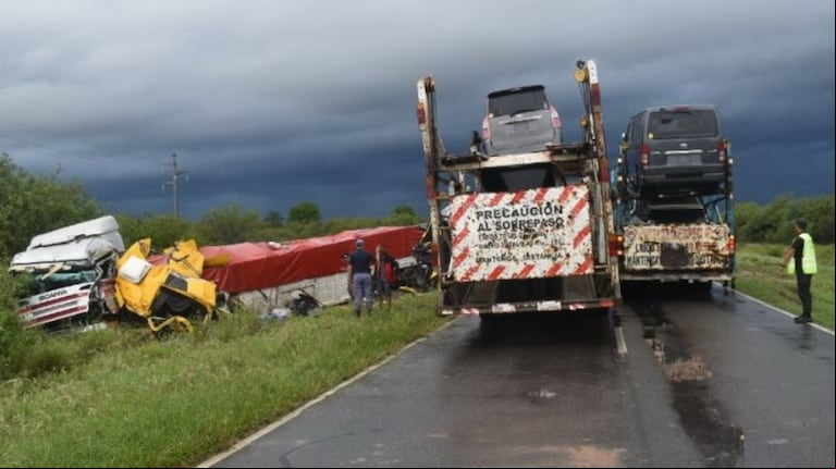 El impacto se dio entre un camión mosquito, que es utilizado para el trasporte de autos en su interior, y otro camión que cargaba arroz. (Foto: gentileza La Mañana)