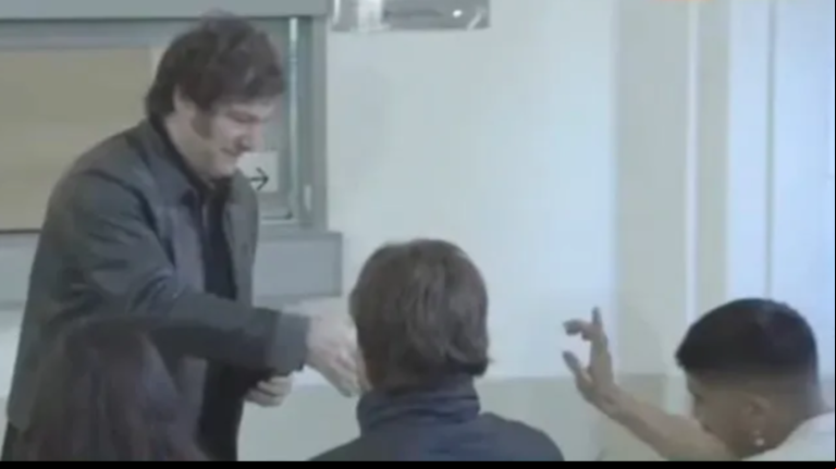 El incómodo momento que vivió Javier Milei cuando fue a votar: un fiscal de mesa le negó el saludo (Foto: captura)