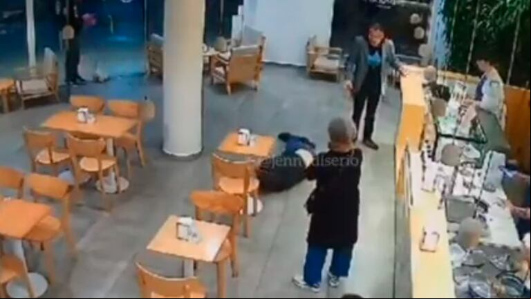 El ingeniero civil se desplomó frente a los empleados y clientes de una heladería de Palermo. (Foto: tura de video)