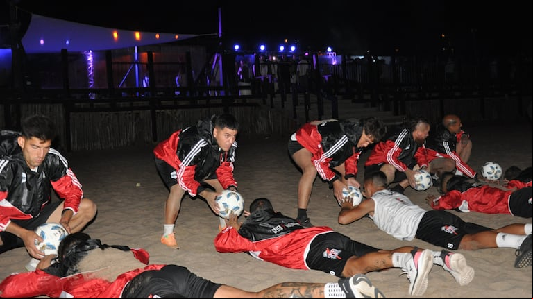 El insólito entrenamiento de madrugada en la pretemporada de Riestra. (Foto: @prensariestra)