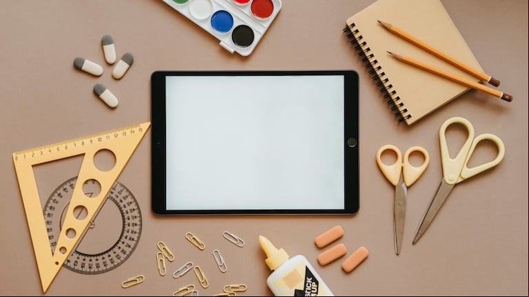 El insólito error de un padre en el primer día de escuela de su hijo que fue furor en redes. (Foto: Ilustrativa/Pexels)