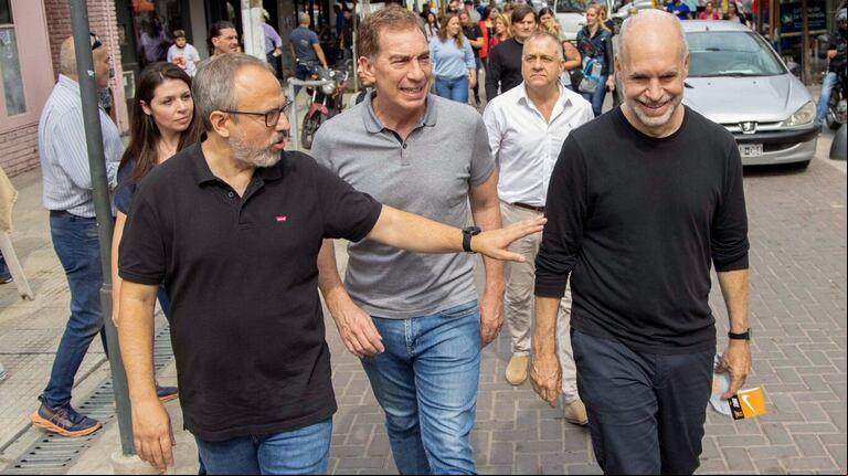 El intendente de Tres de Febrero, Diego Valenzuela, en una recorrida de campaña con el precandidato a gobernador bonaerense, Diego Santilli, y el jefe de gobierno porteño, Horacio Rodríguez Larreta (Foto: NA).