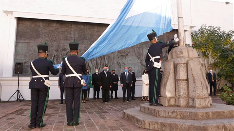 El izamiento de la bandera en la provincia de Tucumán. (Foto: Prensa Tucumán).