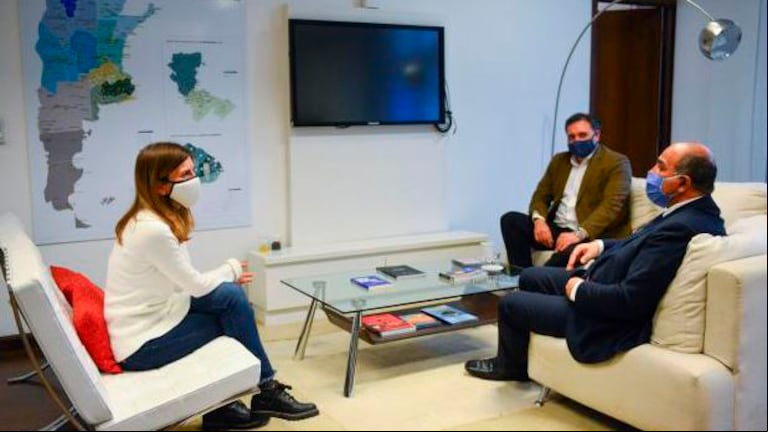 El jefe de Gabinete, Juan Manzur, y la titular de la Anses, Fernanda Raverta, anunciaron la jubilación anticipada para desocupados con aportes. (Foto: Anses).