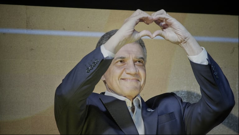 El jefe de Gobierno porteño, Jorge Macri, saluda a la militancia en la sede del PRO. (Foto: Juan Pablo Chaves / TN).