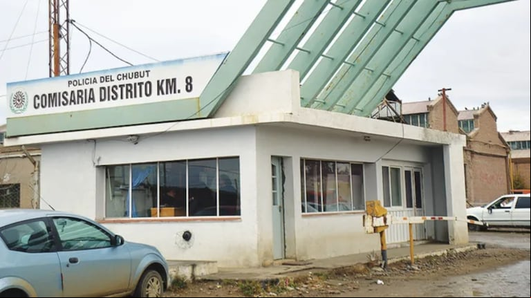 El jefe de la Comisaría de Kilómetro 8 se reunió con la directora del colegio al que pertenecen los menores. (Foto: LM Neuquen).