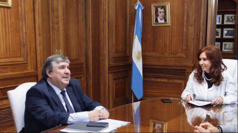 El jefe del bloque K en el Senado, José Mayans, junto a la expresidenta Cristina Kirchner. (Foto: NA)