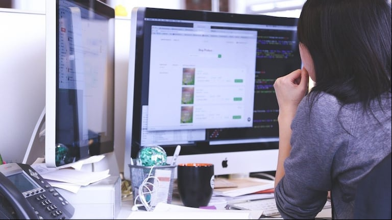 El jefe, Eddie Velasco, apoya el emprendimiento de su empleada dentro de la oficina. (Foto: Pixabay).