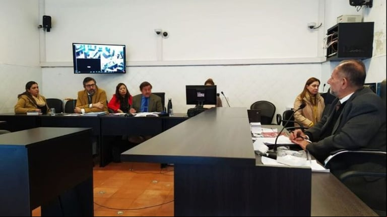 El juez Domingo Batule, a la derecha. Frente al magistrado: el fiscal Eduardo Villalba, el auxiliar Roxana Gual, el Defensor Gral. De Víctimas Nicolás Escandar y la psicóloga de la Unidad Fiscal Salta, Verónica Olguin Rufino. (Foto: Gentileza El Tribuno)