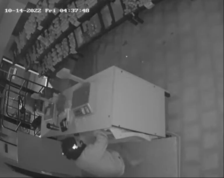 El ladrón fue hasta la caja registradora y agarró cerca de $3.000. (Foto: captura de pantalla YouTube/ANRoca)