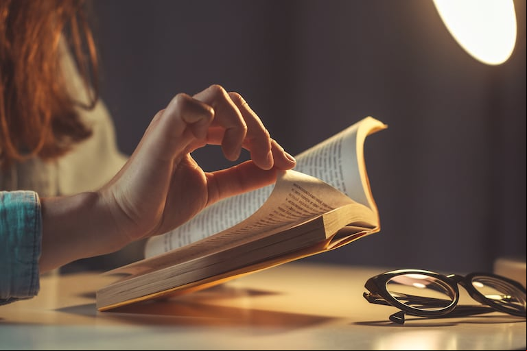 El libro impreso sigue firme en un presente hiperconectado. (Foto: Adobe Stock).