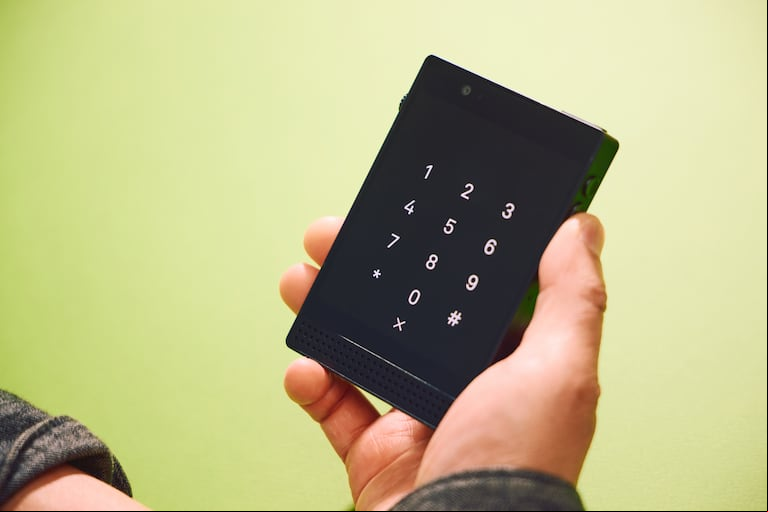 El Light Phone III es más simple que un teléfono inteligente, pero viene con una cámara incorporada (Andria Lo/The New York Times)