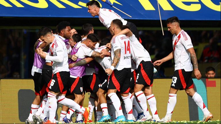 El llamativo festejo de los jugadores de River tras el triunfo ante Boca que generó teorías en las redes. (Foto: Reuters)