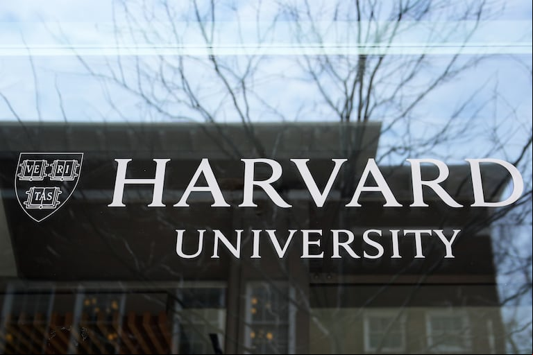 El logotipo de la Universidad de Harvard (AP Foto/Charles Krupa)