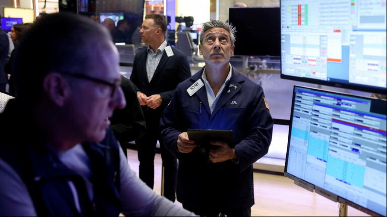 el lunes se volvieron a registrar duras caídas en los mercados (Foto: Reuters).