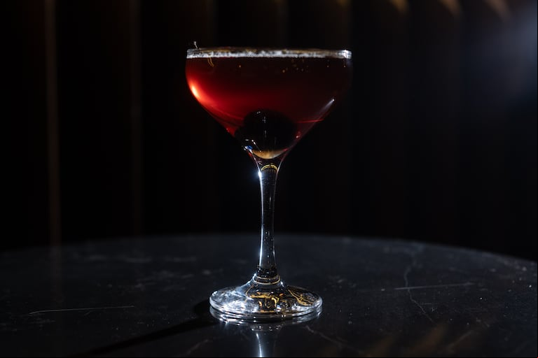 El Manhattan de Pablo Piñata. Mixtape abre de martes a sábado y se define como "un lugar para beber, comer, conversar. Pero ante todo, escuchar muy buena música". (Foto: gentileza Mixtape).