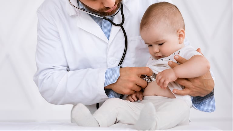 El médico evaluará al bebé cuando tenga síntomas de bronquiolitis (Foto: Adobe Stock)