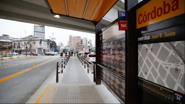 El Metrobus de Juan B- Justo, por dónde circula la línea 34 de colectivos. Foto: X @camisuarezBA.