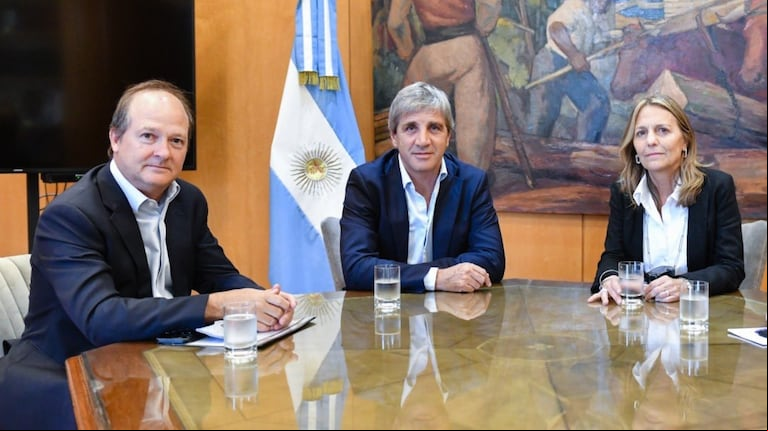 El ministo Luis Caputo, junto con la secretaria de Energía, María Tettamanti. (Foto: X/@LuisCaputoAR).