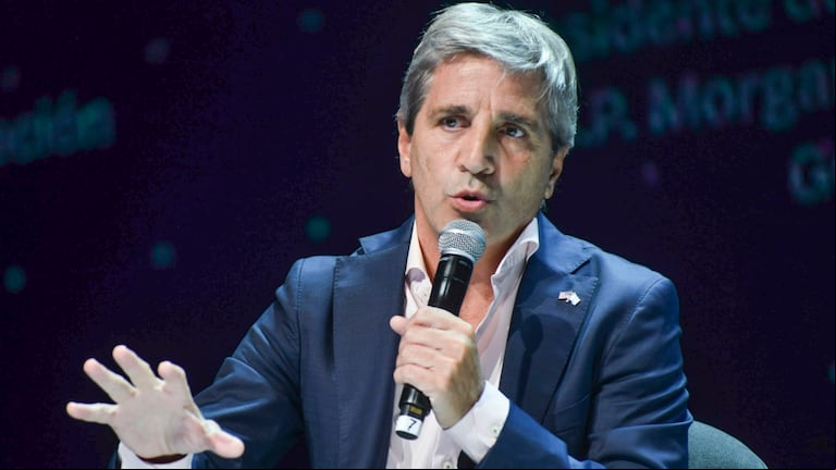 El ministro de Economía, Luis Caputo, avanzó con el cierre de dos fideicomisos públicos en solo 48 horas. (Foto: NA)