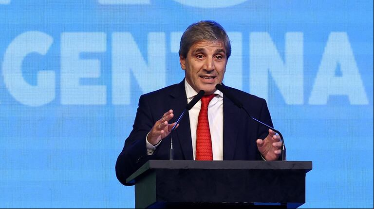 El ministro de Economía, Luis Caputo, dijo que el acuerdo con el FMI será por US$20.000 millones. (Foto: REUTERS/Agustin Marcarian)
