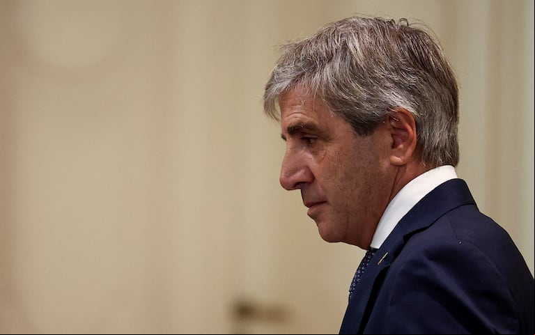 El ministro de Economía, Luis Caputo, le contestó al gobernador de Chubut, Ignacio Torres, por su reclamo por los fondos retenidos por Nación. (Foto: REUTERS/Agustin Marcarian/Pool)