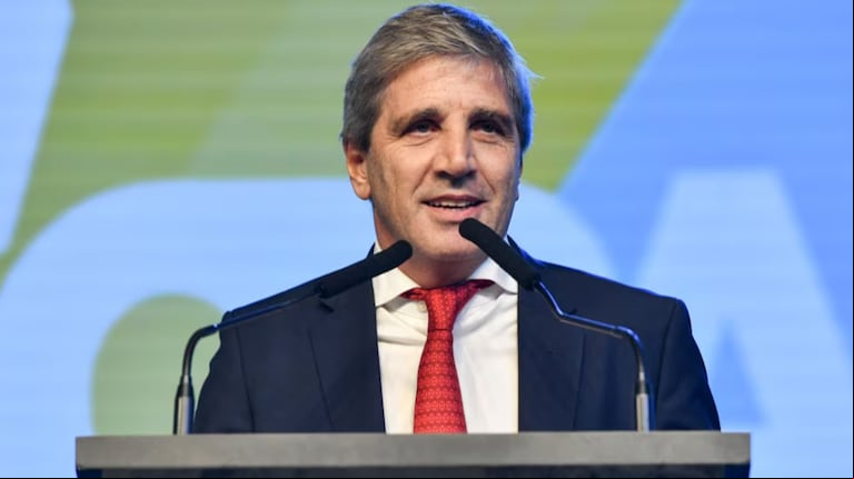 El ministro de Economía, Luis Caputo, le puso fin al cepo cambiario en la Argentina. (Foto: Reuters)