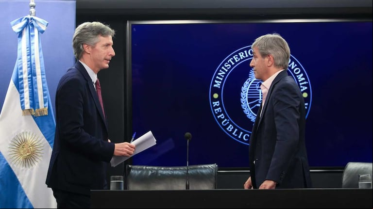 El ministro de Economía, Luis Caputo, y el presidente del Banco Central, Santiago Bausili, anunciaron la salida del cepo y el acuerdo con el FMI. (Foto: Mariano Sánchez/NA).