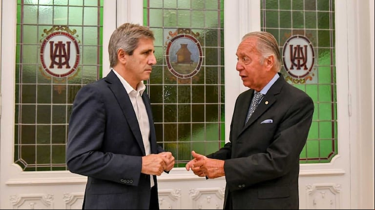 El ministro de Economía, Luis Caputo, y el titular de la UIA, Daniel Funes de Rioja. (Foto: Ministerio de Economía)