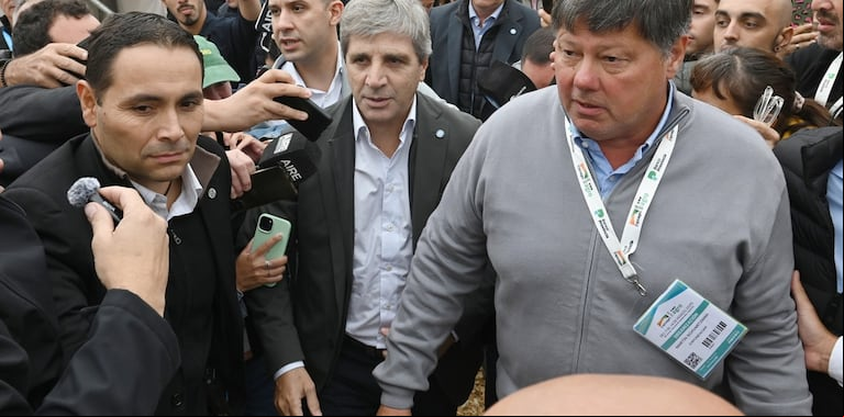 El ministro de Economía, Luis “Toto” Caputo, recorrió Expoagro en San Nicolás. (Foto: Clarín)