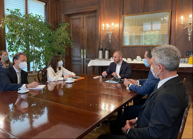 El ministro de Economía Martín Guzmán durante una de las reuniones que mantuvo el mes pasado con representantes del FMI en Washington. (Foto: Ministerio de Economía)