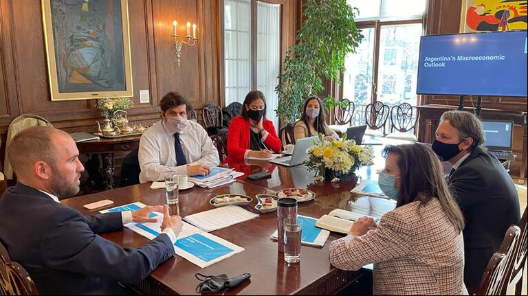 El ministro de Economía, Martín Guzmán, en una de las reuniones con el staff técnico del FMI encabezadas por directora adjunta del departamento del hemisferio occidental, Julie Kozack, y con el jefe de la misión para Argentina, Luis Cubeddu. (Foto: Ministerio de Economía).