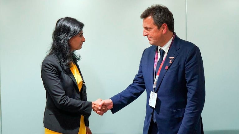 El ministro de Economía, Sergio Massa, y la número dos del FMI, Gita Gopinath. (Foto: prensa Economía/Télam).