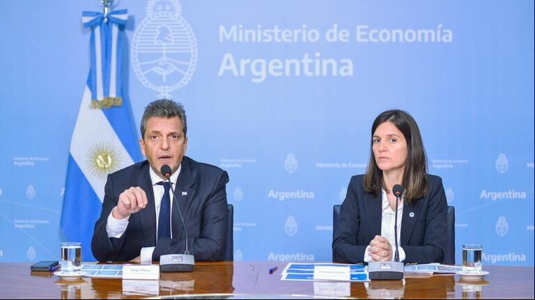 El ministro de Economía y candidato presidencial de Unión por la Patria, Sergio Massa, y la directora ejecutiva de la istración Nacional de la Seguridad Social (Anses), Fernanda Raverta. (Foto: prensa economía)