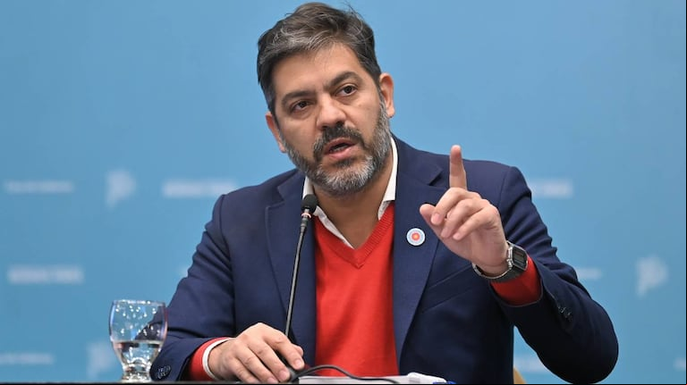 El ministro de Gobierno bonaerense, Carlos Bianco, en una conferencia de prensa. (Foto: NA)