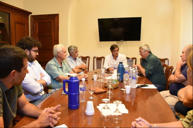 El ministro Javier Rodríguez en Bahía Blanca junto a productores agropecuarios. (Foto: Prensa MDA).