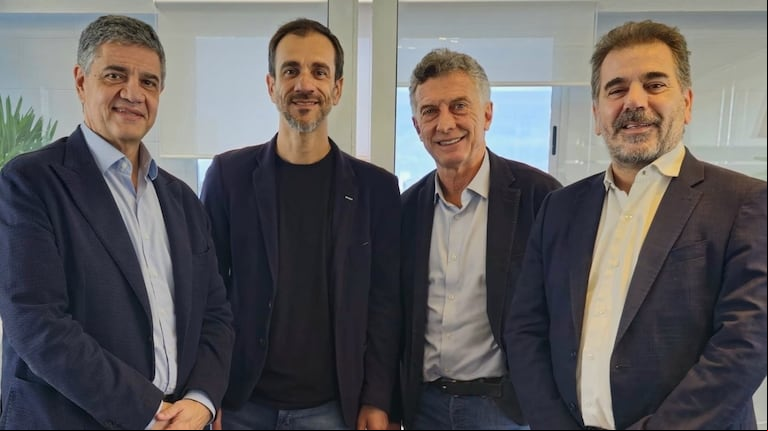 El mismo día que se difundió la foto de Ritondo y Santilli con Karina Milei, se conoció una foto con el titular del bloque del PRO en Diputados con Macri. (Foto: PRO)