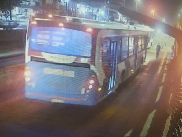 El momento en el que el atacante sube al colectivo. (Foto: TN)