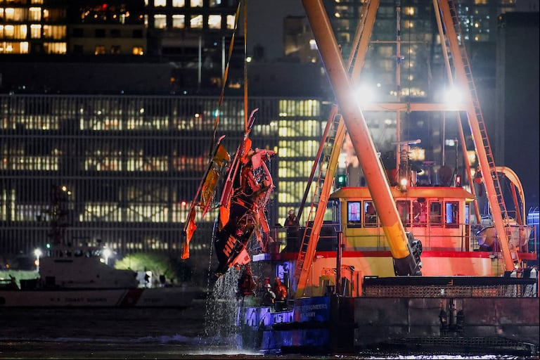 El momento en el que la aeronave fue sacada del rio Hudson de Nueva York. (Foto: REUTERS/Eduardo Muñoz)
