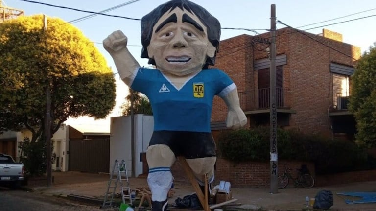El muñeco de Maradona fue realizado en 2020 en la esquina de 10 y 40, donde empezó la tradición de la quema. (Foto: Gentileza Todo Provincial)