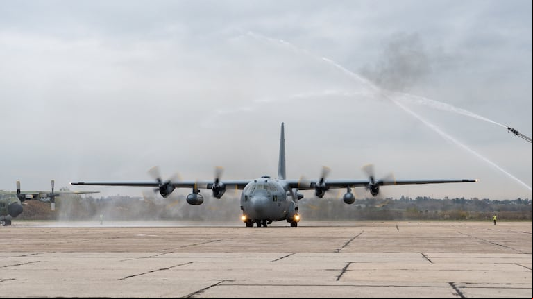 El nuevo avión Hércules C-130H llegó al país con tripulantes de Estados Unidos y la Argentina. (Foto: Ministerio de Defensa)
