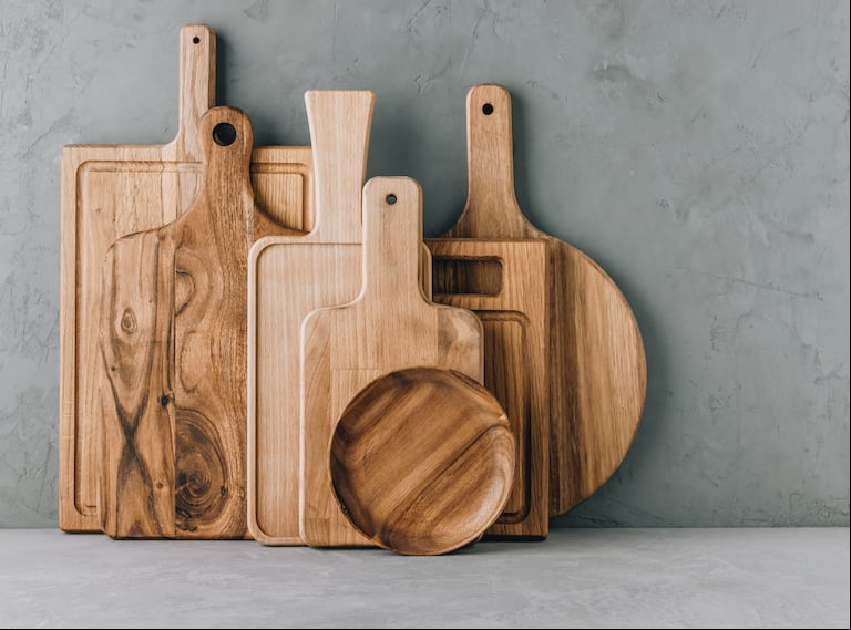 El nuevo favorito es la tabla de madera de calidad, especialmente las de madera maciza como el nogal, roble o bambú. (Foto: Adobe Stock)
