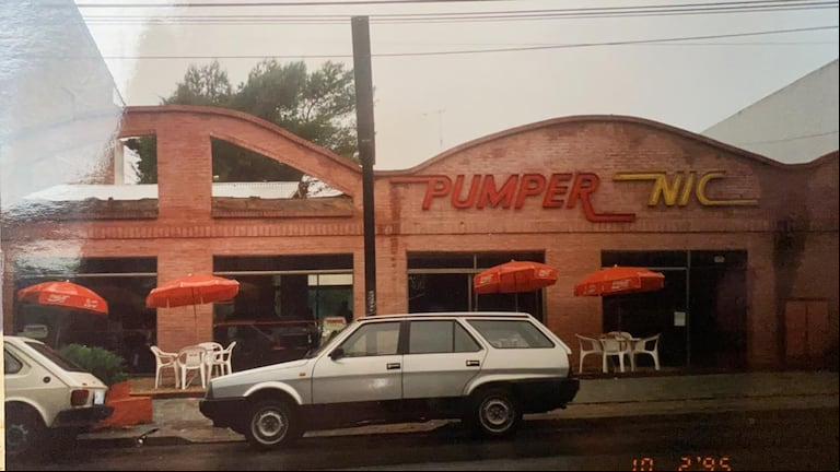 El nuevo logo, diseñado por el artista ditelliano Edgardo Giménez, reemplazó al que imitaba el de Burger King, luego de un juicio que Pumper Nic perdió. (Foto: gentileza Libros del Asteroide).