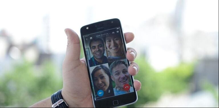 El o con familiares a través de videollamadas contribuye a la salud mental. AP