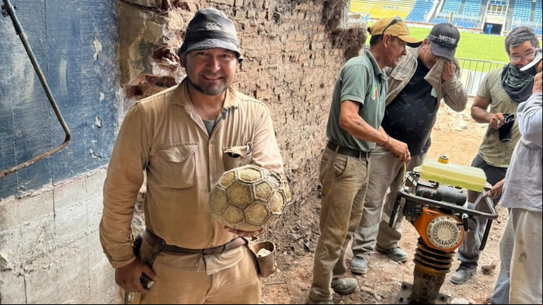 El obrero que encontró la pelota antigua en el Gigante de Arroyito. (Foto: @RosarioCentral/Twitter)