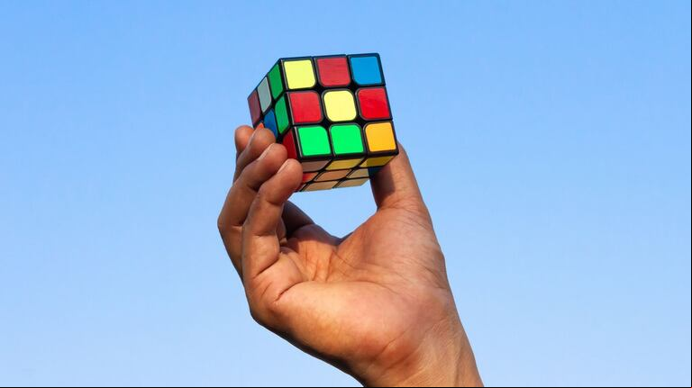 El origen del cubo Rubik se remonta al año 1974. (Foto: Adobe Stock)