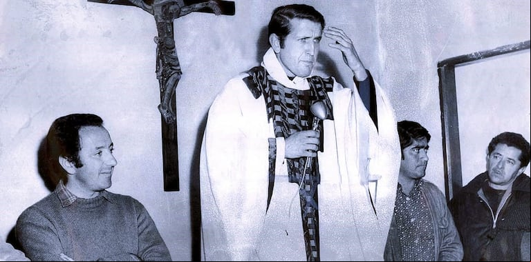 El padre Carlos Mugica oficiando misa en la convulsionada década del 70. (Foto: Caras y Caretas)