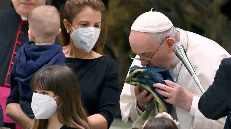 El papa Francisco besó una bandera ucraniana proveniente de la ciudad de Bucha, donde ocurrió una masacre. (Foto: EFE/Ettore Ferrari).